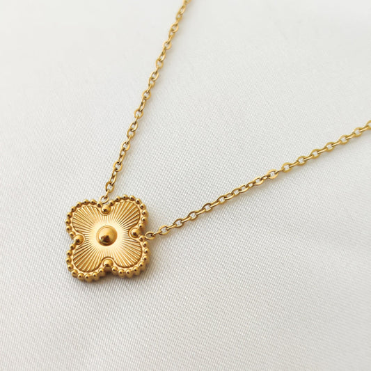 Lustre clover pendent