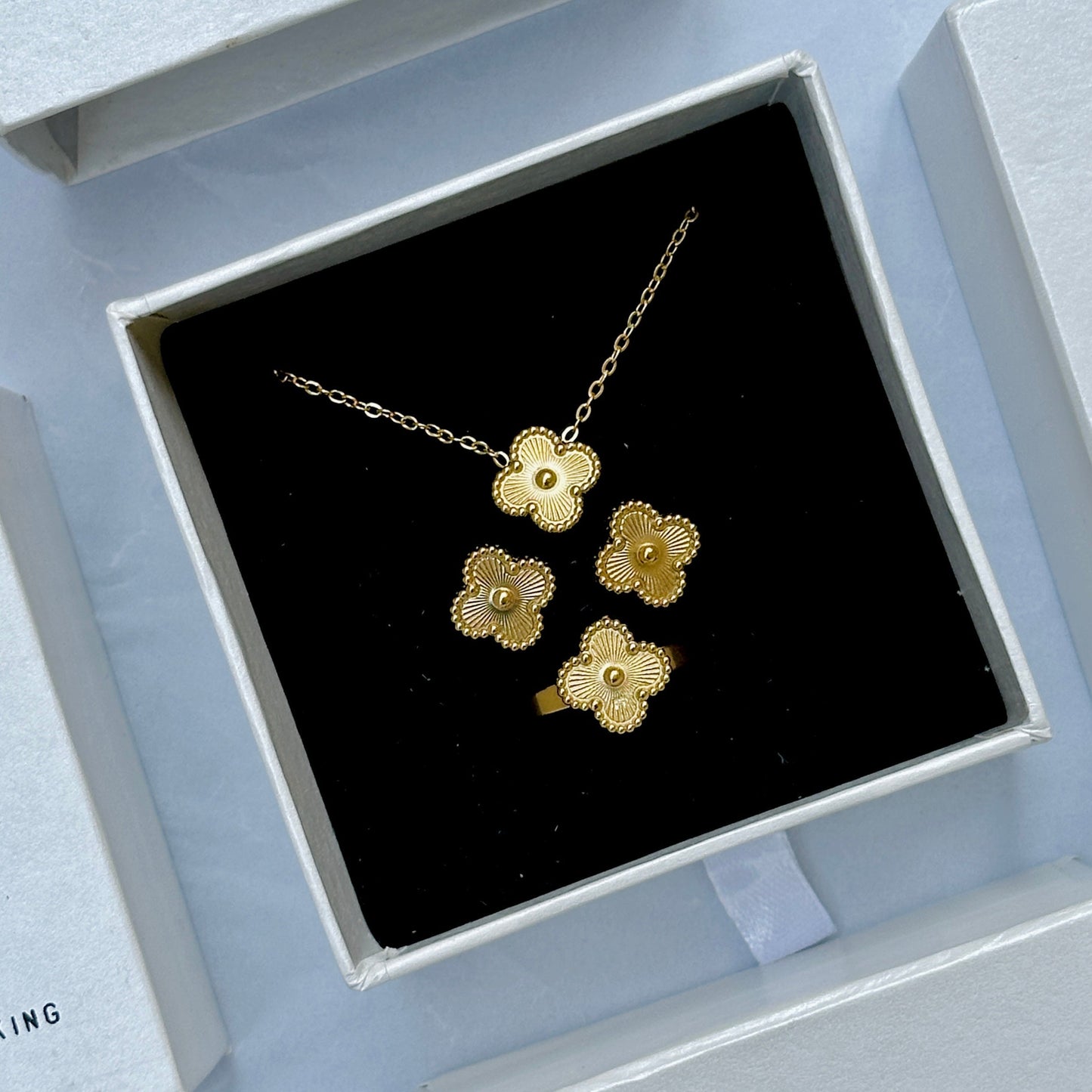 Lustre clover ring