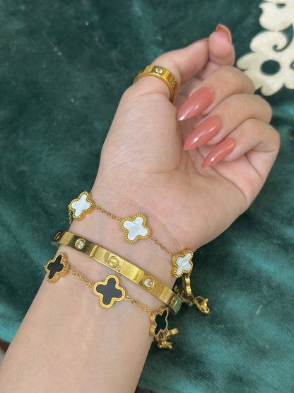 Demure stack