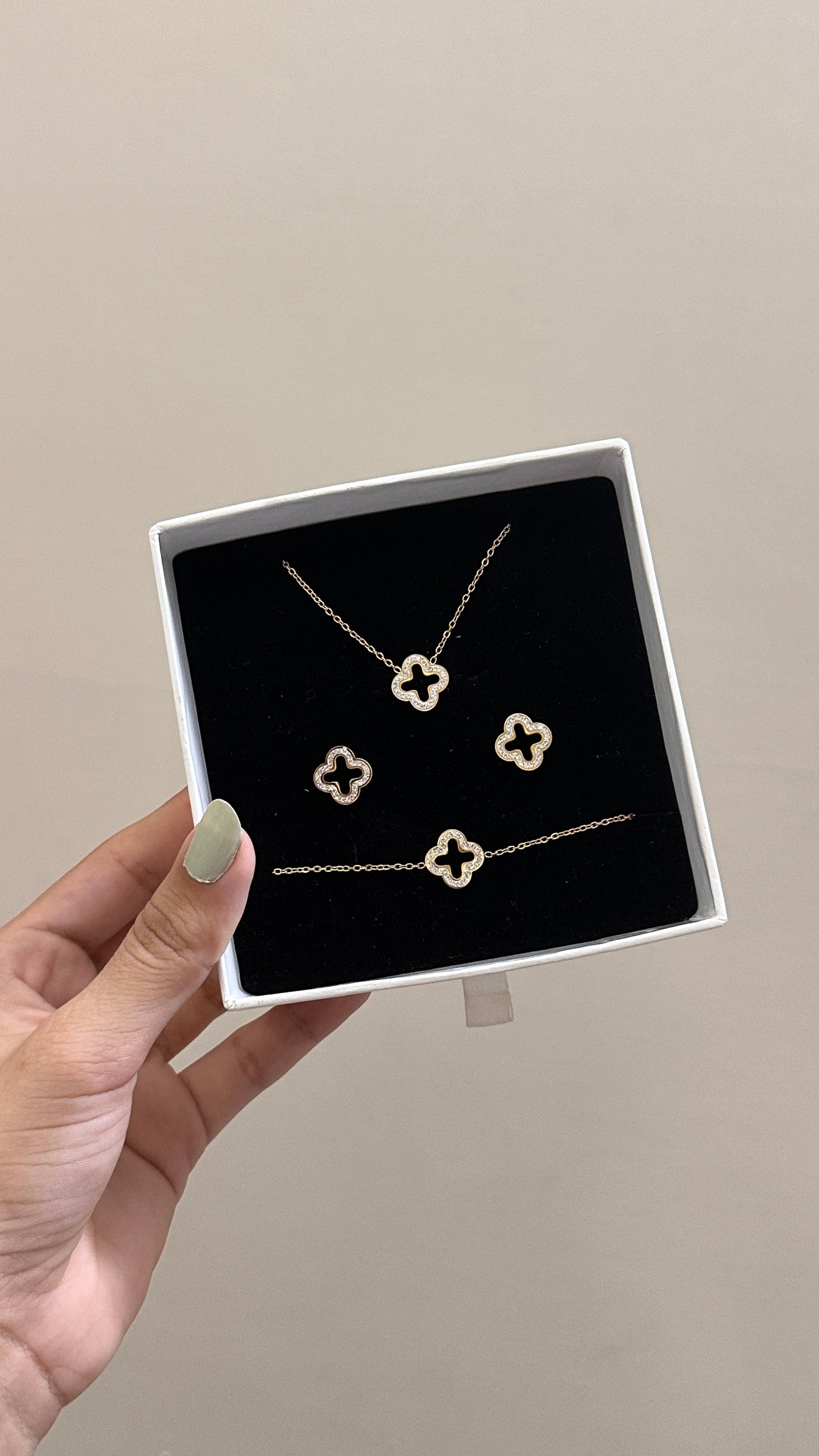 Hollow clover set
