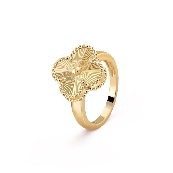 Lustre clover ring