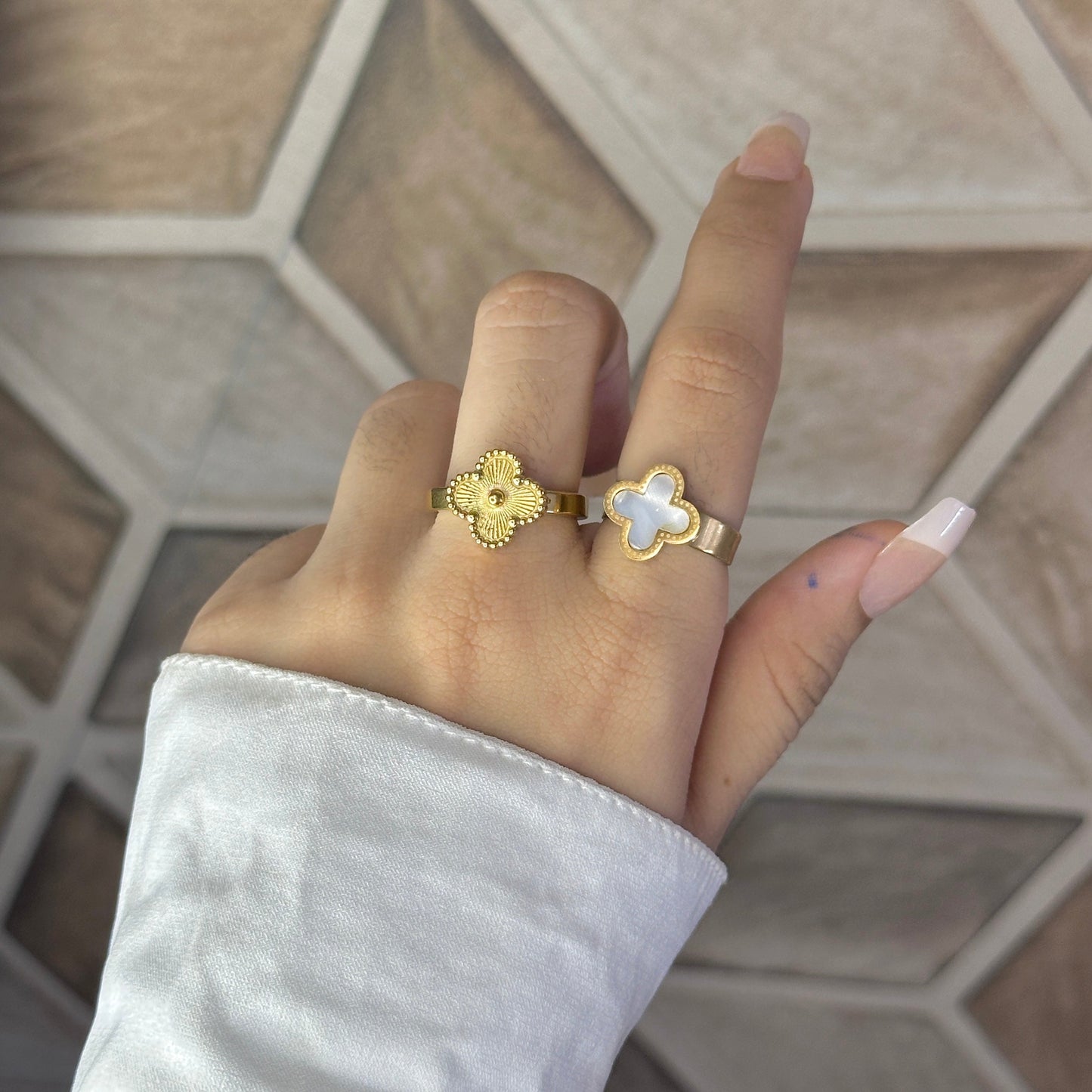 Lustre clover ring